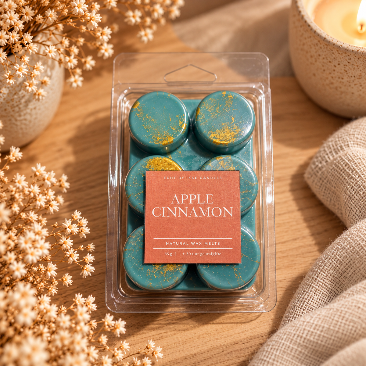 Verpakking Apple Cinnamon waxmelts van Echt by Ikke met zes turquoise waxmelts en goudkleurige accenten. Geur van appel en kaneel, 65 gram en circa 30 uur geurafgifte.