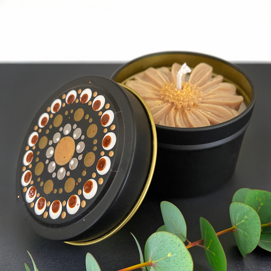 Kaars in zwart blikje