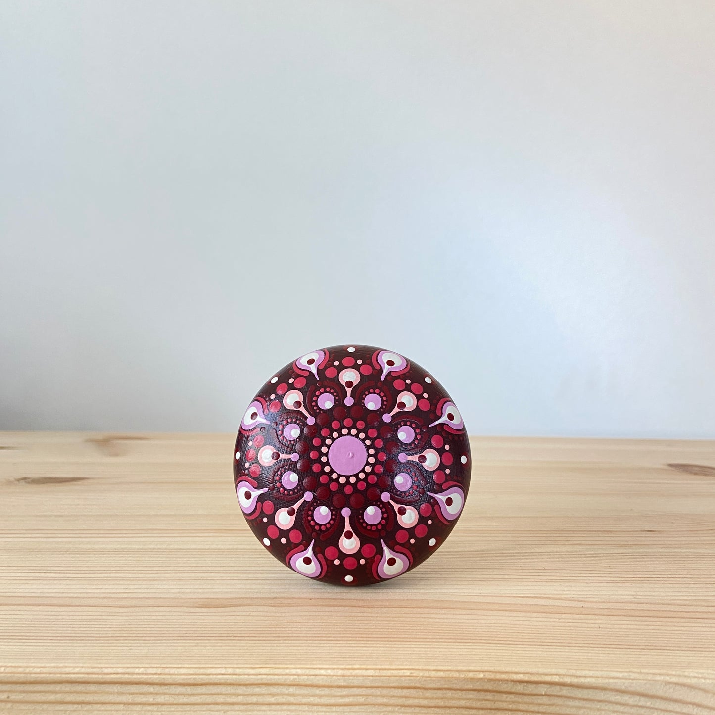 Mandala stipsteen donkerpaars - 7,5 cm - porseleingips