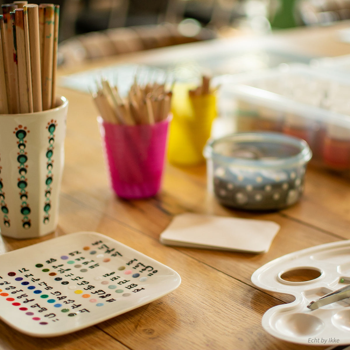 Verfmaterialen voor een creatieve workshop porselein stippen, met een verfbakje en genummerde kleuren.